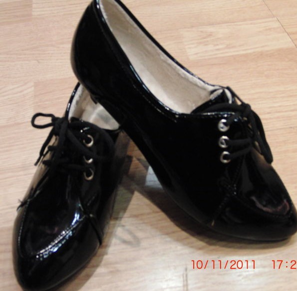 UV皮黑色学院风鞋 8欧 (1).jpg