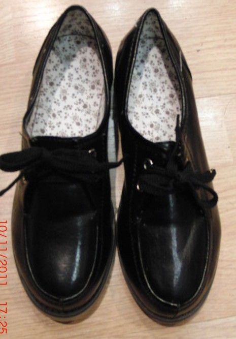 UV皮黑色学院风鞋 8欧 (2).jpg